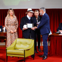 pingitore premiato da barbara biale dal prefetto armando Nanei